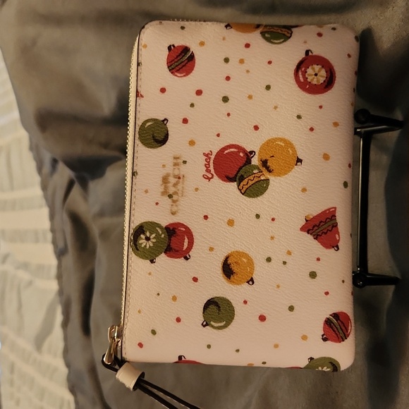 Coach RARE corner zip wristlet in ivory chalk with ornament print NWT 4x6. EN - Picture 2 of 12